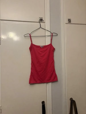 Rosa linne - Jättesnyggt rosa linne från Marco Pecci i storlek 38, men passar storlek xxs-s. Priset går att diskutera och jag kan gärna mötas upp i stockholm☺️