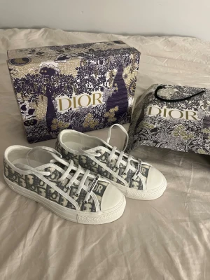 Dior sneakers  - Jag säljer mina Dior skor i storlek 38. Modellen heter Walk n dior. Kvitto finns så hör gärna av er!💗