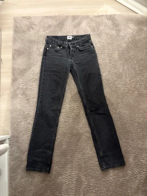 Svarta raka jeans från lager 157 - Säljer ett par svarta jeans från 157 med klassisk femficksdesign och raka ben. Jeansen har bälteshällor och silverfärgade nitar. Perfekta till en avslappnad stil och funkar året runt.