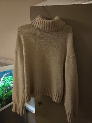 Stickad polotröja  - Mysig vit stickad polotröja. Tröjan är I stl S och  perfekt för kyliga dagar. Enkel och stilren design som passar till allt.