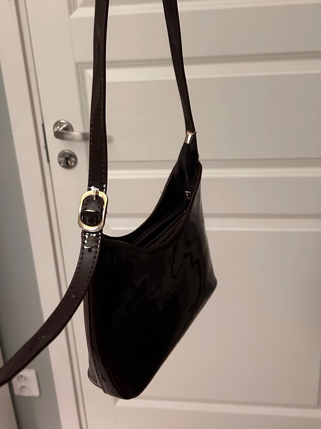 Mörkbrun axelväska i glansigt skinn