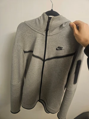 Nike tech fleece grå - Säljer min Nike Tech Fleece som knappt används. Jag har verkligen nästan aldrig haft på mig den. Inga fläckar eller skador. Byxan finns också om du är intresserad genom att kolla i min profil.