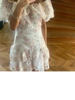 Blommig offshoulder spetsklänning - Superfin supertrendig spetskvaliteter från fetiche saunces. Absolut drömklänning men tyvärr förliten för mig nu🥲🥲 skriv till mig vid frågor. Priset är 4000kr men tar emot rimliga prisförslag🥰 