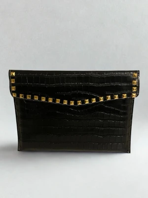 Dator fodral med guld nitar i krokodil imitation  - Rea – endast 199 kr (ord. pris 249 kr)! Stilrent datorfodral tillverkat av veganskt läder i vattentätt material. Fodralet stängs med magnet knapp.  Fodralet skyddar din dator effektivt samtidigt som det ger din outfit en extra touch. 😇⚜️ Storlek: 34 × 25 cm – passar svarta HP Chromebooks och andra datorer i liknande storlek. 