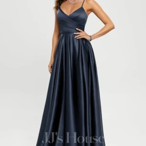 Marinblå balklänning  - Marinblå satinklänning från Jjshouse, använd två gånger (1 var av 2 personer). Justerbar rygg så passar många storlekar (är storlek 40 men passar då exempelvis mig som oftast har 36, ibland 38. Lite uppsydd för att vara bra längd för mig som är 170cm. Fint märke med dyra klänningar. Beskrivning: (Elegant mörk marinblå balklänning i satin med v-ringning och smala axelband. Klänningen har en golvlång A-linjeformad design med en slits och öppen rygg med snörning. Perfekt för festliga tillfällen.)