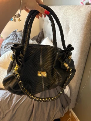 Svart axelväska  - Aldrig använd 