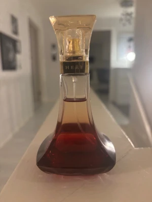 Beyoncé Heat parfym - Snygg parfym från Beyoncé med elegant design. Perfekt för dig som vill sticka ut och addera lite extra självsäkerhet till din stil. Flaskan har en modern look och passar perfekt i väskan eller på hyllan. Använd några gånger 