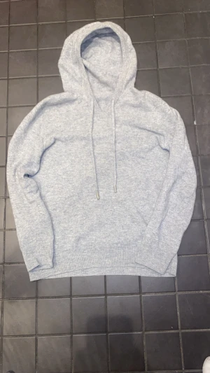 Merinoull hoodie - Säljer en riktigt skön merinoull hoodie i storlek:S. Har precis tagit bort alla noppror på den så den är som helt ny typ inga röken på användning alls. Hör av er vid funderingar
