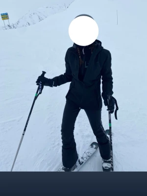 Skidbyxor  - Säljer dessa skidbyxor med flare passform. De är fodrade och i gott skick förutom ett litet jack vid ena änden som visas på sista bilden. Hör av dig vid funderingar! 