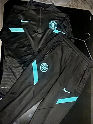 Inter Milan tracksuit - Säljer en Inter Milan traksuit från Nike då jag fick en annan. Pris kan diskuteras. PASSAR SOM S OCH M.         Fraktas direkt!