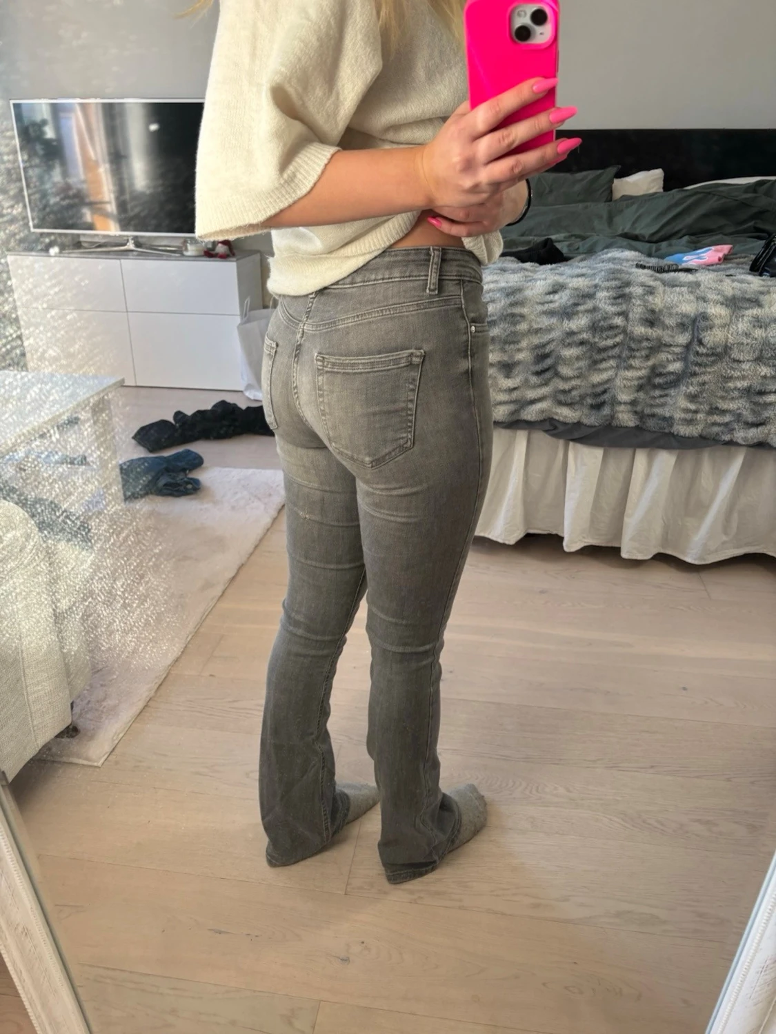 Högmidjade gråa jeans - 4