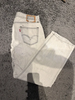 Levis jeans bootcut - Levis jeans i bootcut fit. Vintage och går ej att få tag k längre. Snygg ljusgrå tvätt. Passar ca 32/32.  En liten fläck på vänster knä. Går förmodligen att få bort. Har inte testat.Se bild