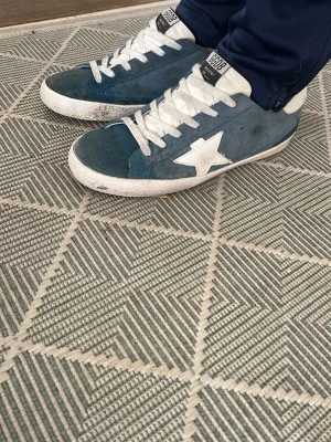 Blåa golden goose mocka  - Dom är väldigt sköna men är ganska smutsiga, går att ta bort 