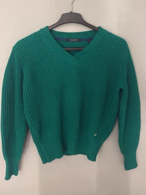 Mörk grön tröja -  En jättefin grön tröja i ett väldigt nytt skick kanske använd en till två gånger ❤️