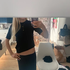 Svart snygg T-shirt med lite längre armar - Fint skick