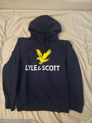 Lyle and scott hoodie  - En lyle and scott hoodie i storlek medium med ett emblem över bröstet  använd ytterst få gånger 