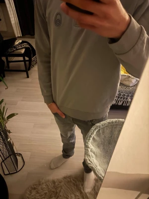 Sail Racing Ocean T-Neck - Sail Racing Ocean T-neck tröja i kraftig bomull som ger tyget en torr och värmande känsla. Den höga kragen har en halv dragkedja. Sail Racing-logotypetikett på nederkanten och bloc-logotyp på bröstet. Otroligt skön tröja att ha på sig i kylan.