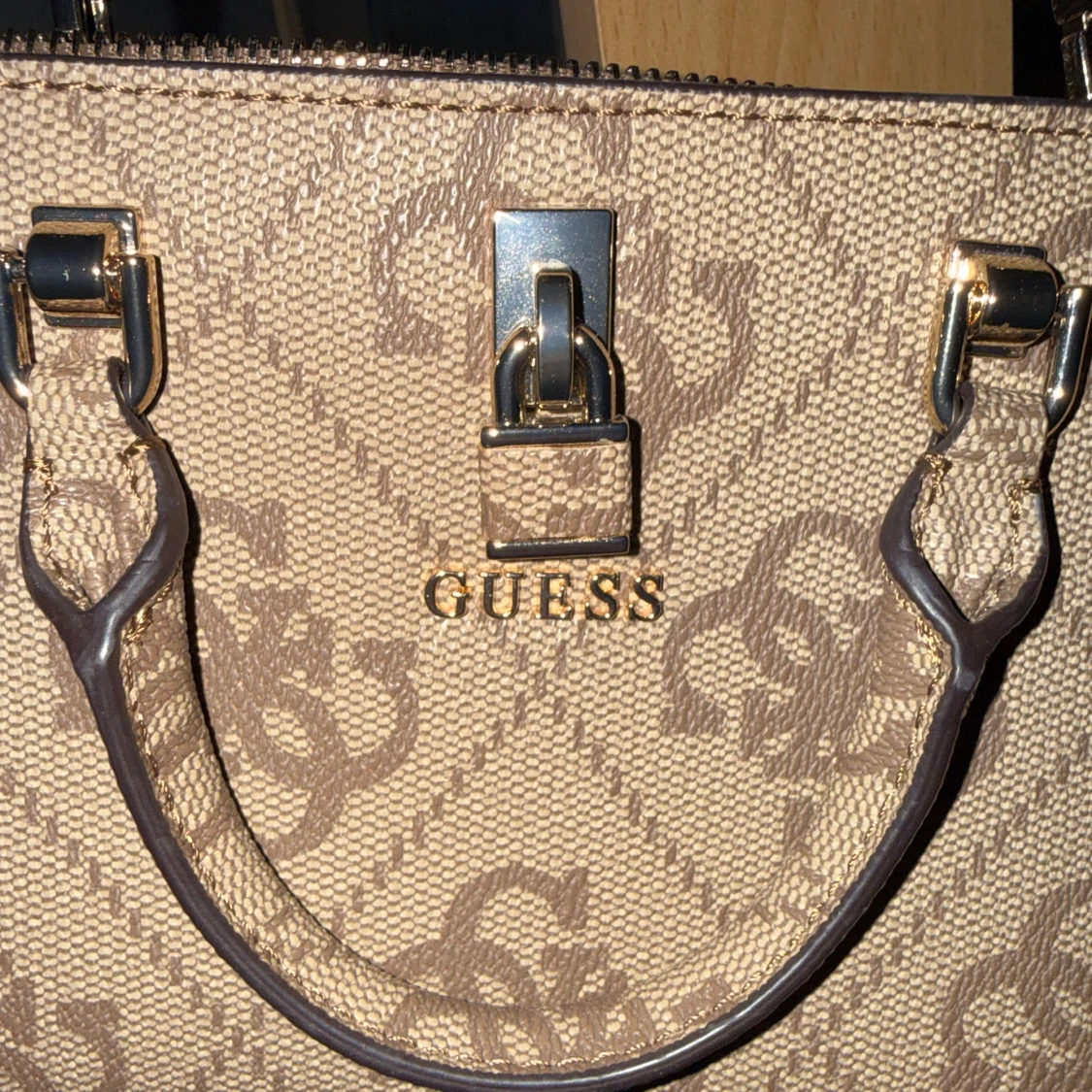 Beige handväska från Guess - 1