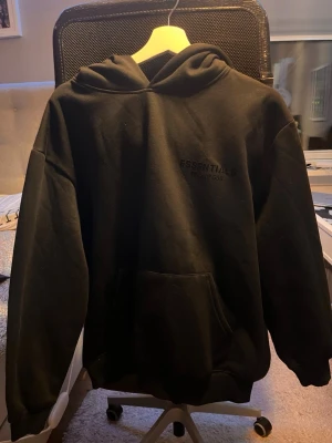 Essentials fear of god hoodie - Säljder denna helt nya oanvända hoodien från essentials fear of god. Den är i svart med svart text både på framsidan och med stor text på ryggen. Taggar och allt sitter på rätt plats, inga flöden.