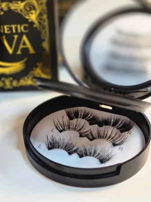 Magnetiska lösögonfransar Magnetic Diva - ✨ Magnetic DIVA ✨ Skönhet som drar blickarna till sig Upptäck en skönhet som fångar uppmärksamhet – helt utan ansträngning 💫 Magnetic DIVA-fransar ger dig: 💎 En naturlig och lyxig look 🧲 Enkel och säker magnetisk fästning ⏱️ Snabb applicering – helt utan lim ♻️ Återanvändbara 👁️ Lätta och bekväma hela dagen Förpackningen innehåller två exklusiva lager: ✨ Första lagret: Hela fransar som kan anpassas efter din stil ✨ Andra lagret: Halvfransar i tre olika tätheter – perfekta för alla look