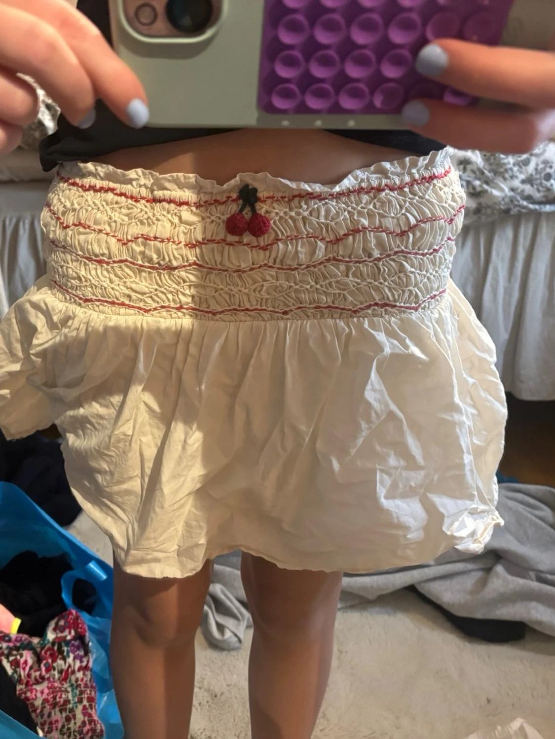 Vit kortkjol med körsbärsdetalj