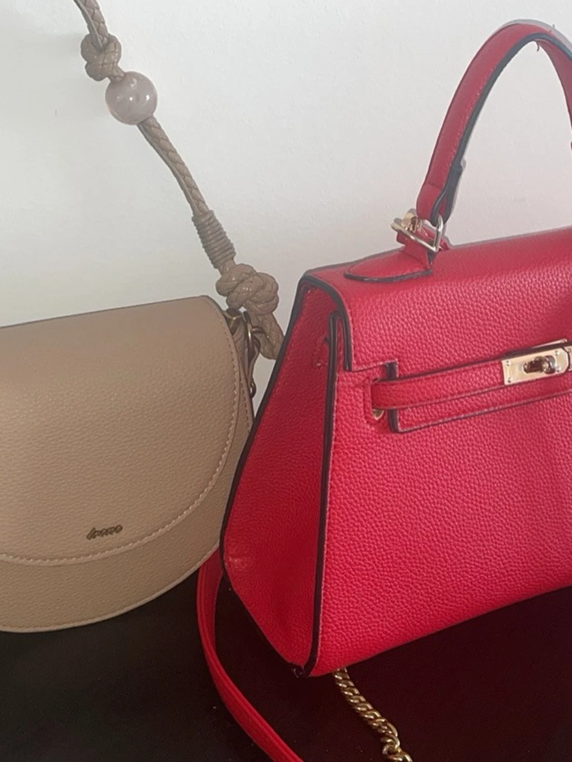 Röd och beige axelväska i skinnimitation