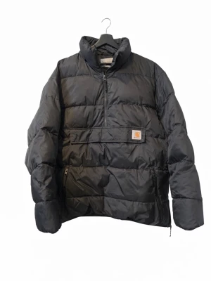 Svart pufferjacka från Carhartt WIP - Säljer nu min vinterjacka ifrån Carhartt som jag inte längre har användning för!, jackan är väldigt varm och skön och passar perfekt för kalla dagar eller i skidbacken! Hör av dig vid mer bilder eller frågor!💫 