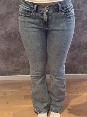 Blå bootcut jeans - Ljusblåa bootcut jeans från Gina Tricot, skriv för mer information och bilder.💖Priset kan diskuteras 