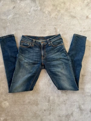 Nudie jeans - Säljer ett par feta Nudie jeans i marinblått | Riktigt skön wash både fram och bak | Slim i passform | W28 L32 | Hör gärna av dig vid frågor eller  funderingar | Pris kan alltid diskuteras |