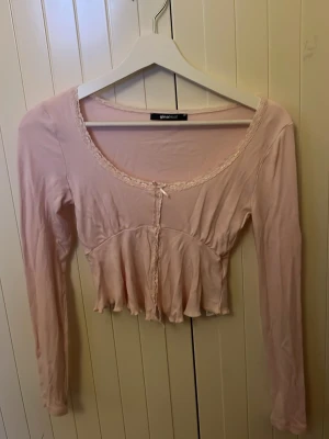 Rosa topp - Jag säljer den här jättefina och gulliga rosa toppen ifrån Gina tricot. Som passar perfekt när du vill ha på dig något skönt och snyggt på samma gång.💞