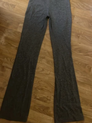Grå yoga pants - Jag säljer dessa sköna yoga byxor ifrån Gina tricot. I storlek 158/164. De är i bra kvalité. 💓