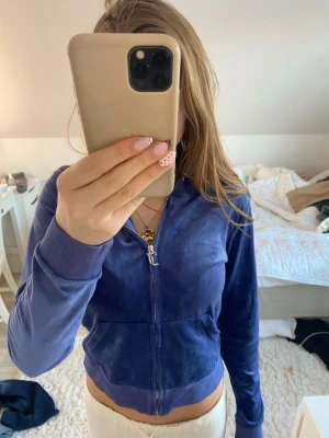 Blå sipp hoodie från juicy couture  - Jätte snygg och mjuk hoodie