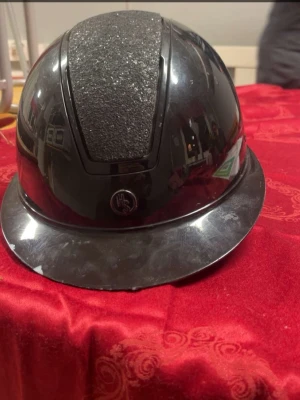 Halmsbo ridhjälm  - Aldrig flygit av så att hjälmen har fått ett slagg endast repat hjälmen och derför säljer jag den hyfsat billigt orgenail pris 1800. Bilden visar en svart ridhjälm med glittrig detalj på ovansidan, inte en väst. Ingen väst att beskriva. 