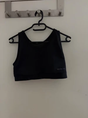 Sport-bh från NewBody - Har använts få gånger. Svart sport-bh med lite text på sidan som knappt syns. 