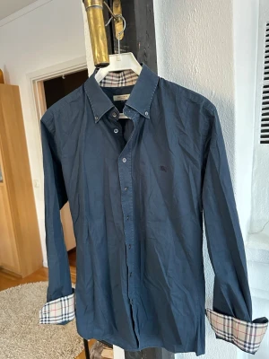 Burberry skjorta - Stretchigt material komfort. Small/ tight medium