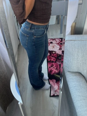 Blå bootcut jeans  - Säljer ett par klassiska jeans ifrån Gina med bootcut passform. Innebenslängd 108 cm, midjemått 38 cm
