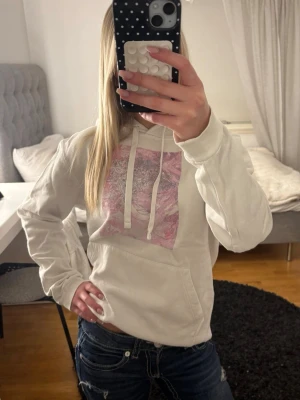 Hoddie med rosa tryck 💕 - Hoddie från The Cool Elephant 