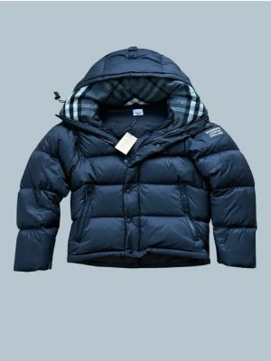  Burberry jacka - Hej jag vill sälja min burbbery Jack på grund av den är liten på mig och den är inte änväbd jätte finn jacka den kan bli en fin väst passande för sommar och lite modän jacka den är 100% äkta