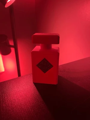 Initio Rehab - Initio Rehab, jättegod doft och väldigt unik. Har använts vid speciella tillfällen. Men står nu mest bara. Bättre att den används av någon annan. Skulle säga att det är ca 90% kvar. Lite svårt att se genom flaskan. Stått borta från solljus i jämn temperatur.