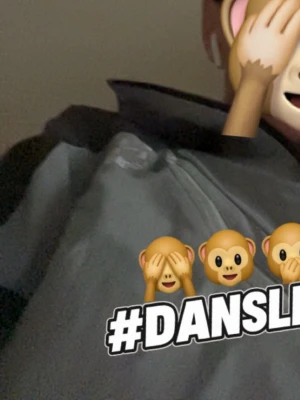 Grå vindjacka från Haglöfs - Snygg grå och svart vindjacka från Haglöfs med huva och hel dragkedja framtill. Jackan har två snedställda bröstfickor med vita dragkedjor och en sportig look. Perfekt för utomhusaktiviteter och äventyr.