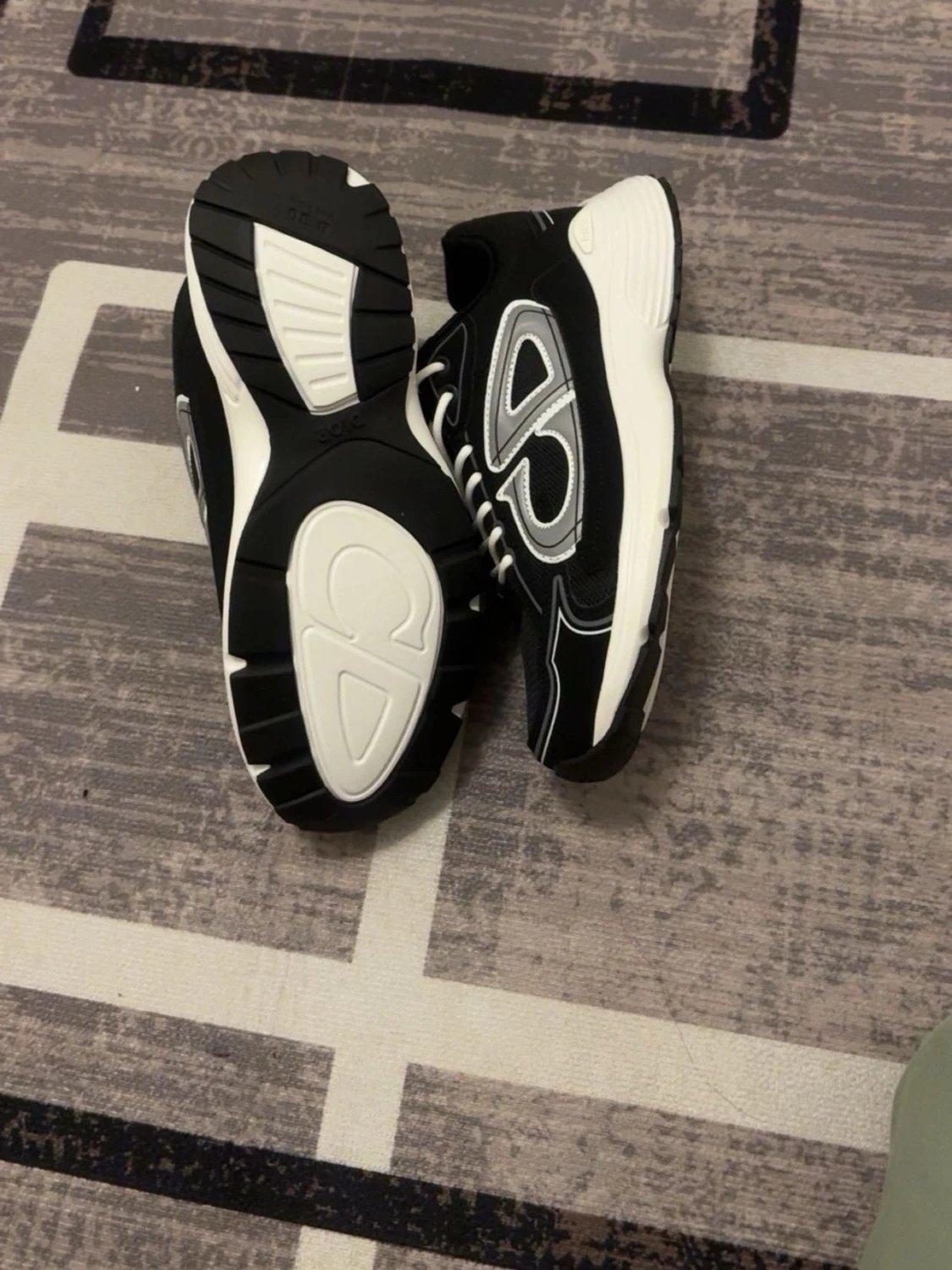 Svarta och vita sneakers med logga