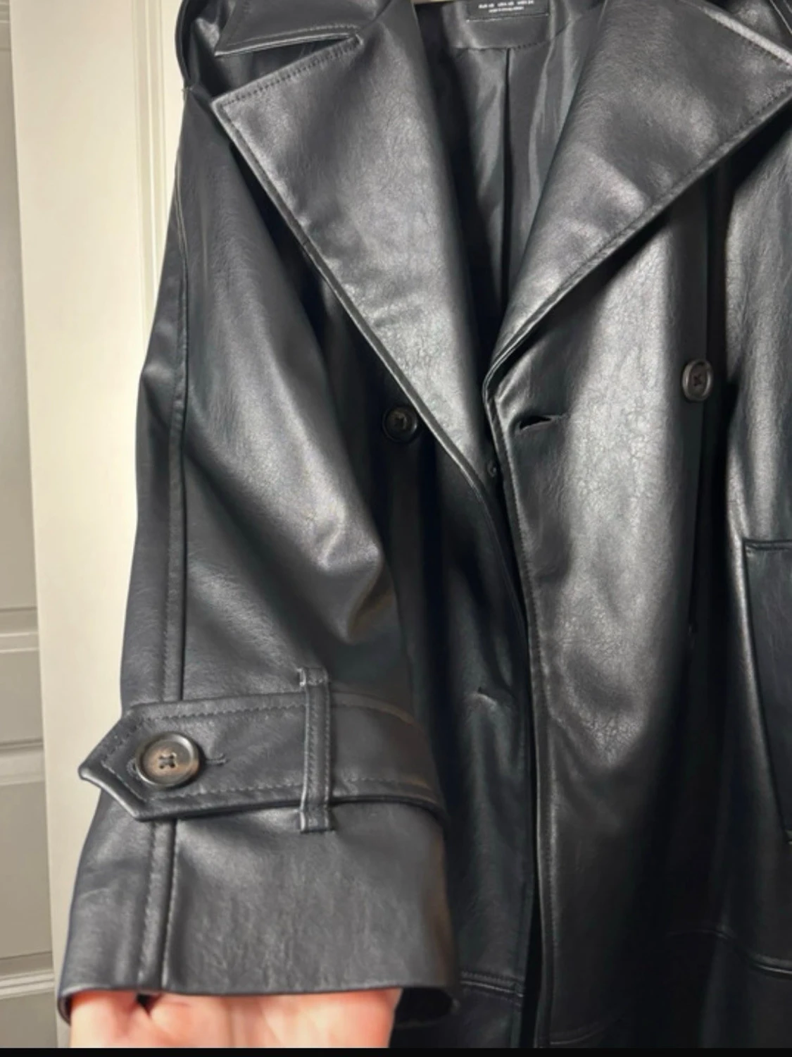 Svart trenchcoat i skinn från Bershka - 6