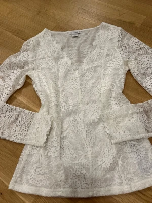 Spets tröja - Spets tröja🦢