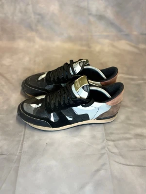Valentino Rockrunners | 43 - Säljer dessa otroligt feta rockrunners skorna i size 43. Skorna är i bra skick, som även syns på bilderna. Inget og tillkommer vid köp | Skriv vid minsta lilla intresse ! ⭐️