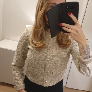 Kofta med axelvaddar - En kort kofta med axelvaddar. Aldrig använd endast provad. 