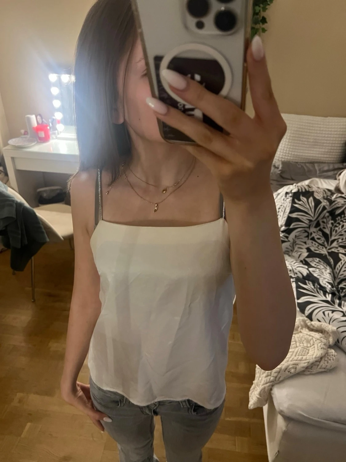 Vit linnetopp med smala axelband