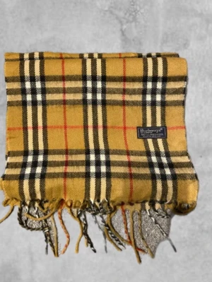 Beige burberry scarf - Säljer nu en beige burberry scarf. Bara att kontakta vid flera frågor!