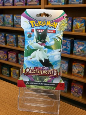 Pokémon TCG: Scarlet & Violet-PaldeaEvolved Booster - Ett boosterpaket från Pokémon TCG Scarlet & Violet—Paldea Evolved serien. Perfekt för att utöka din samling eller bygga en ny lek.  skicka samma dag eller senast nästa dag efter mottagen betalning.  Paldea Evolved booster pack är en spännande del av Scarlet & Violet-serien och perfekt för både samlare och spelare. I varje pack får du 10 Pokémon-kort, inklusive energikort och garanterat minst ett holo-kort. Här har du även chans att dra eftertraktade kort som Pokémon ex, Illustration Rare, Specia