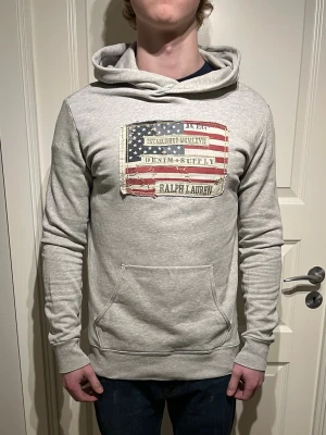 Ralph Lauren Denim & Supply hoodie - Säljer en skön Raffe Hoodie! | Mycket fint skick utan defekter! | Storlek S. | Ställ gärna frågor innan du köper!