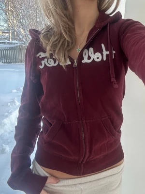 Hollister zip - En zip från Hollister i storlek S. Jag fraktar inom 24h, frakt med PostNord prioriteras. Se liknande plagg i min profil!